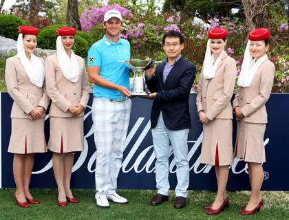 Bernd Wiesberger with Emirates representative and cabin crew