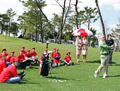 Paul McGinley sharing some tips at the Emirates golf clinic